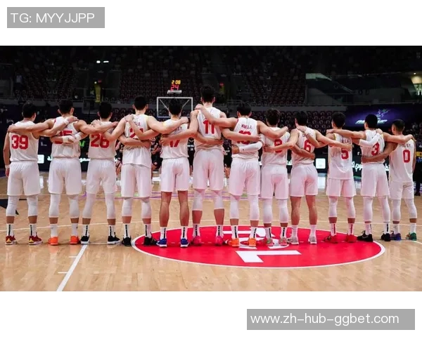 中国男篮队迎战强敌全力以赴争夺胜利展现团队精神与拼搏精神